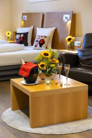 Table basse avec tournesol et coupes de champagne