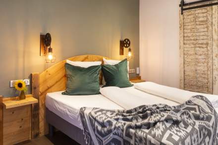 Chambre avec lit double et lumière tamisée
